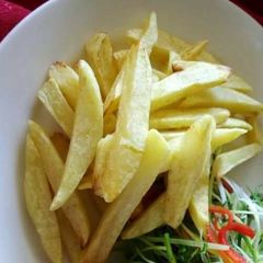 A picture of Chip With Salad.