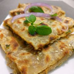 A picture of Keema stuffed shahi parantha.