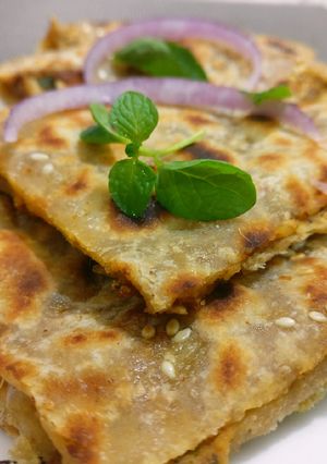 A picture of Keema stuffed shahi parantha.