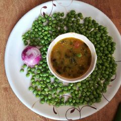 A picture of Matar ka jhol.