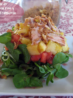 Una foto de Ensalada de Canónigos con Foie y Vinagreta de Frambuesa