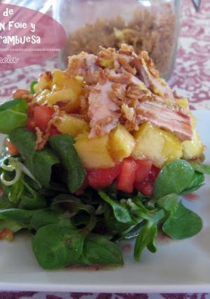 Una foto de Ensalada de Canónigos con Foie y Vinagreta de Frambuesa