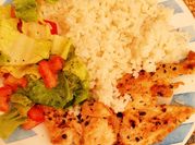 Una foto de pechuga de pollo a la plancha con especias