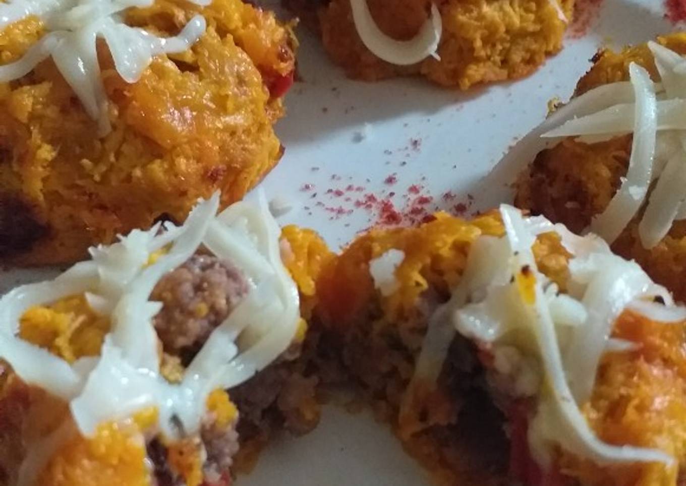 Muffins húmedo de puré de calabaza rellenos con carne y queso
