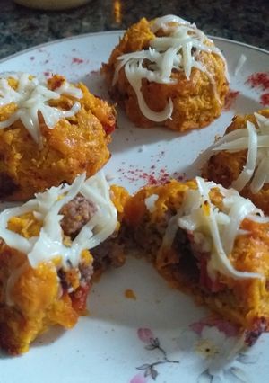 Una foto de Muffins húmedo de puré de calabaza rellenos con carne y queso
