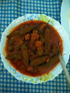 عکسی از دستور خورش بامیه با گوشت قلقلی