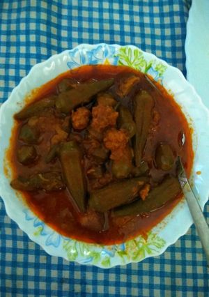 عکسی از دستور خورش بامیه با گوشت قلقلی
