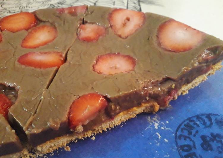 Strawberries and chocolate cake😋😋