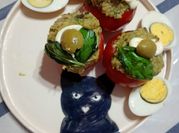 Una foto de tomates rellenos albahaca