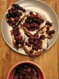 Toast ricotta et raisin rôti au vinaigre balsamique