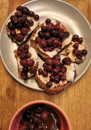 Une photo de Toast ricotta et raisin rôti au vinaigre balsamique