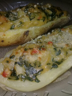 Una foto de Papas rellenas con salsa blanca y acelga