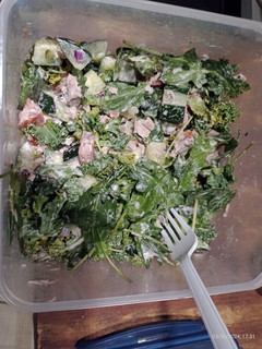 Una foto de Ensalada con pollo a las hierbas y aderezo habanero