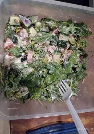 Una foto de Ensalada con pollo a las hierbas y aderezo habanero
