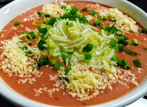 Una foto de SOPA Cremosa de🍅 Tomate con Fideos...!