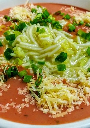 Una foto de SOPA Cremosa de🍅 Tomate con Fideos...!
