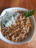 Ricos porotos con rienda y ensalada de cebolla