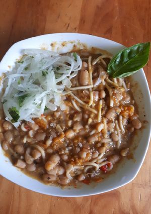 Una foto de Ricos porotos con rienda y ensalada de cebolla
