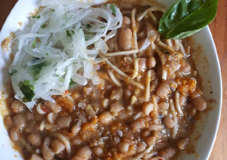 Ricos porotos con rienda y ensalada de cebolla