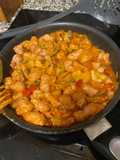 Salchichas con tomate, patatas, pimientos y champiñones