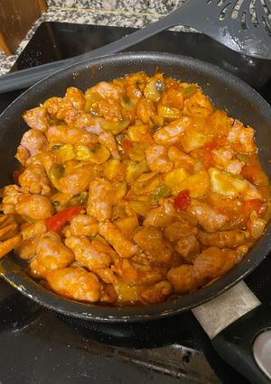 Una foto de Salchichas con tomate, patatas, pimientos y champiñones