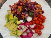 Una foto di patate alla paprika in friggitrice ad aria