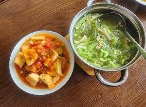 Hình của món Cơm nhà: bí nấu thịt băm, đậu rán xốt cà chua.