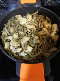 Una foto de Judías tiernas con patata y salsa de ajo y perejil al vino