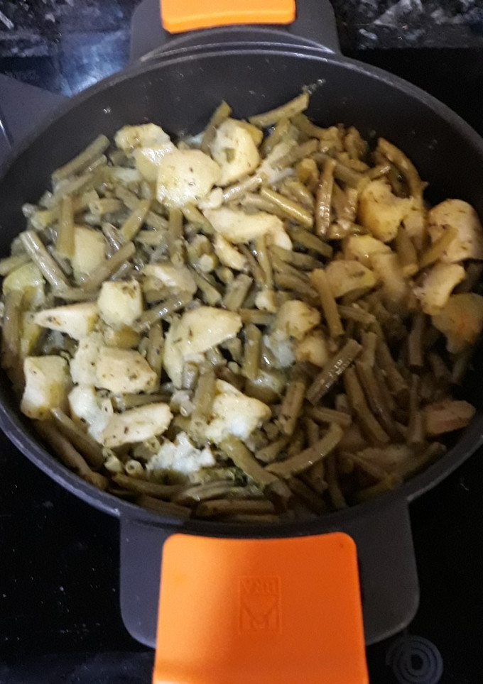 Una foto de Judías tiernas con patata y salsa de ajo y perejil al vino