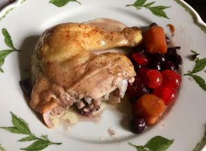 Una foto de Cocina para las Fiestas: Pollo al horno relleno con arándanos y cerezas