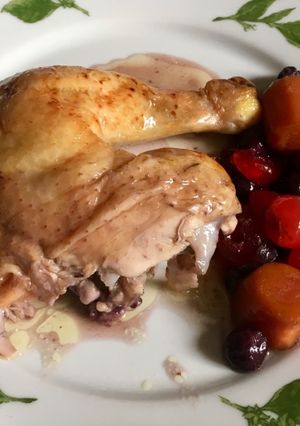 Una foto de Cocina para las Fiestas: Pollo al horno relleno con arándanos y cerezas
