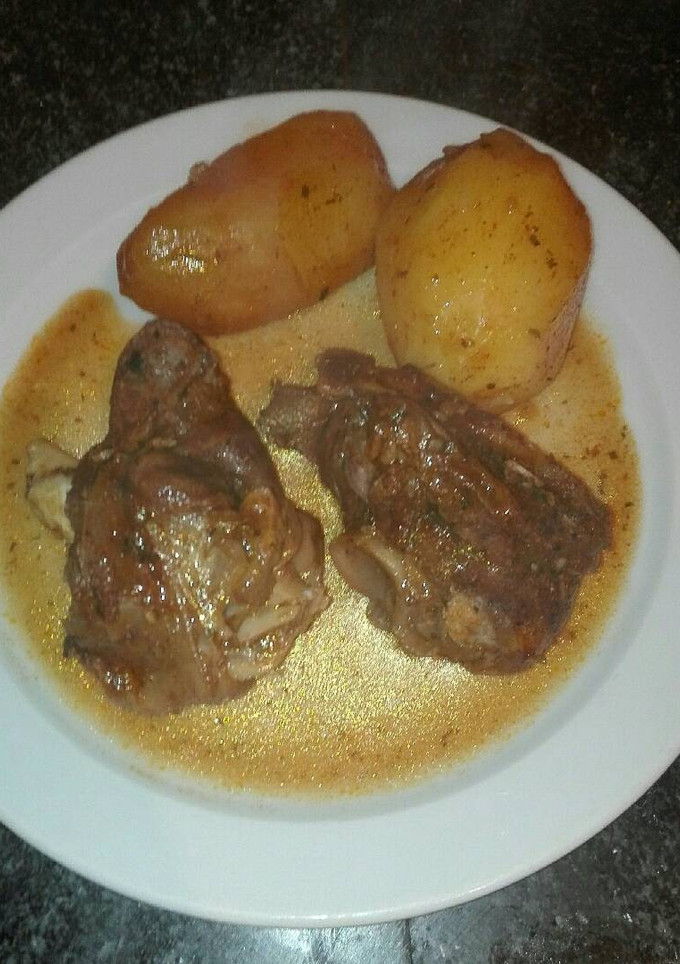 Una foto de Paletilla de cabrito con jugoso a la mexicana en la olla GM g