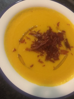 Una foto de Crema de calabaza con jamón crujiente