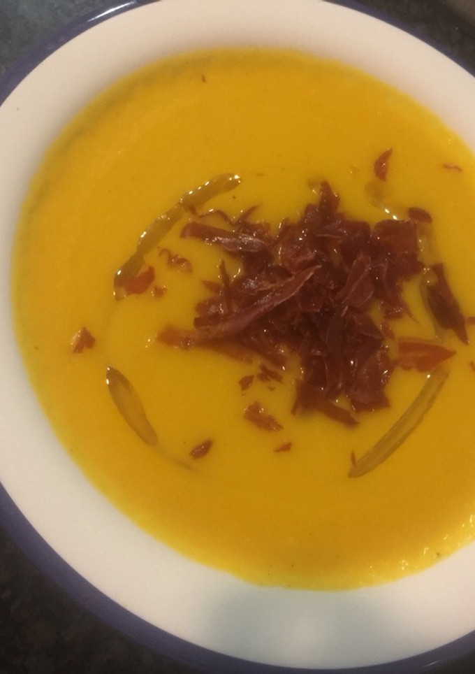 Una foto de Crema de calabaza con jamón crujiente
