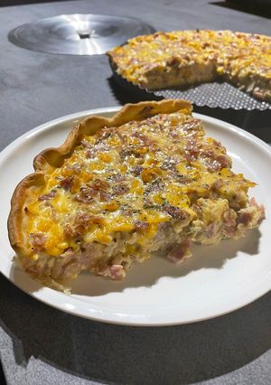 Una foto de Quiche de cebolla choclo y jamón