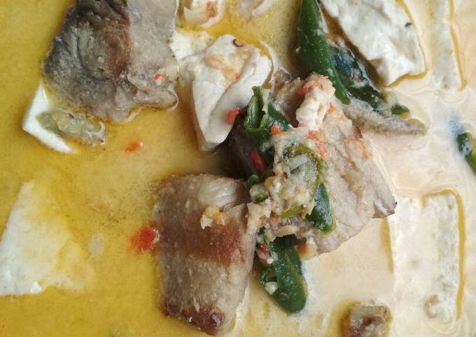 Mangut ikan asep, tahu