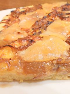 Una foto de Coca de cebolla caramelizada y salmón
