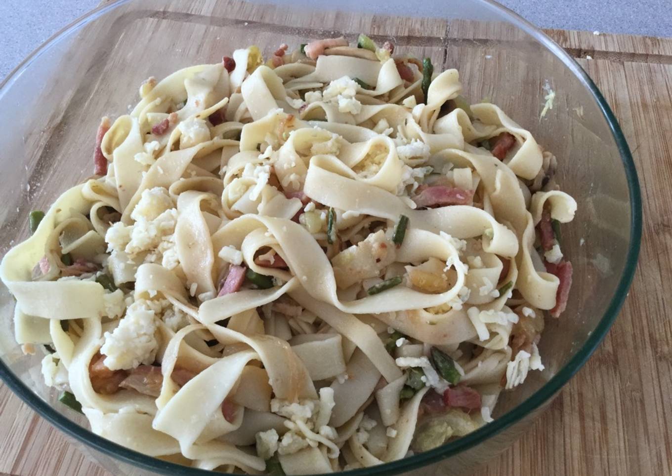 Tagliatelle silvestres con espárragos, champiñones, calabacín y bacon