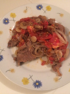 Una foto de Bistecs 🥩 con Cebolla y Tomate 🍅