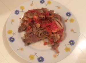 Una foto de Bistecs 🥩 con Cebolla y Tomate 🍅