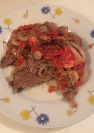 Una foto de Bistecs 🥩 con Cebolla y Tomate 🍅