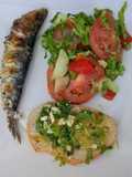 Sardinhas assadas, salada mista e molho de salsa em vinagrete