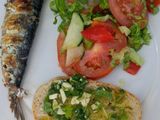 Sardinhas assadas, salada mista e molho de salsa em vinagrete