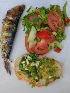 Foto de Sardinhas assadas, salada mista e molho de salsa em vinagrete