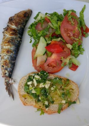 Foto de Sardinhas assadas, salada mista e molho de salsa em vinagrete