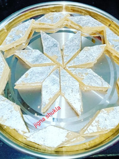 કાજુ કતરી(Kaju katri Recipe in Gujarati) રેસીપી મુખ્ય ફોટો
