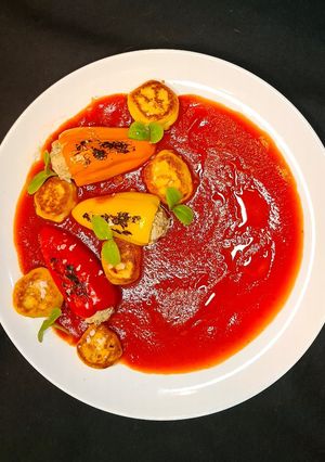 Töltött minipaprikák dödöllével és paradicsom szósszal recept fotója
