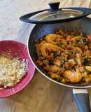 Wok de vegetais e carne de porco com camarão e cuscus
