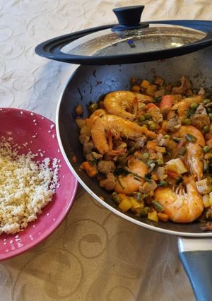 Foto de Wok de vegetais e carne de porco com camarão e cuscus