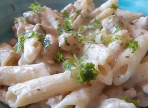 Una foto de Tallarines con pollo y salsa blanca